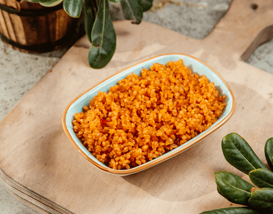 plate-with-cooked-bulgur-cutting-board